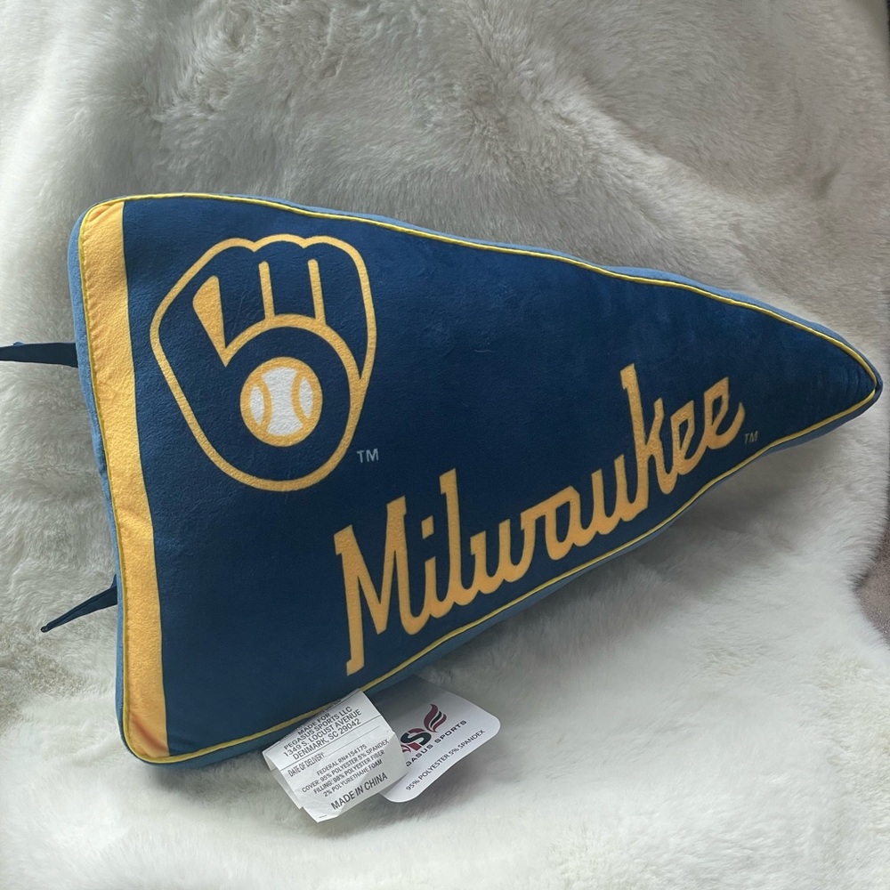 New with tags Milwaukee BREWERS Plushlete Pennant Pillow Genuine MLB GEAR